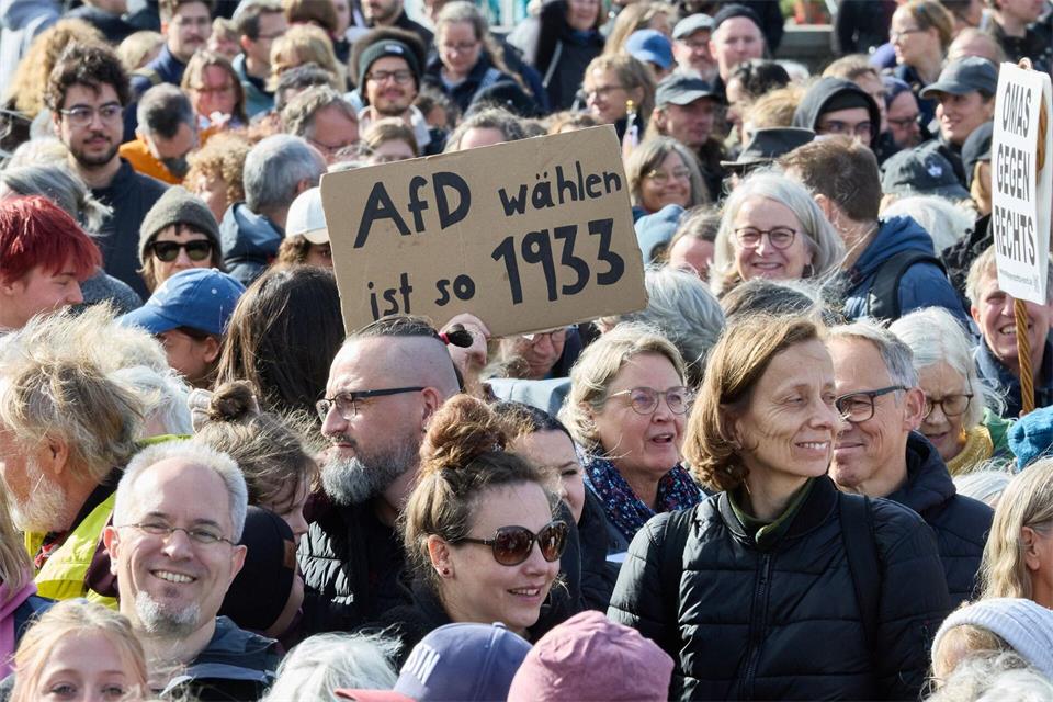 Demonstranten setzen sich für eine Prüfung der AfD ein.Georg Wendt/dpa