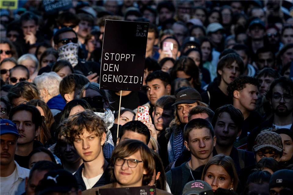 Demonstranten sprechen von einem „Genozid“ an den Palästinensern, was die israelische Regierung strikt bestreitet.Fabian Sommer/dpa
