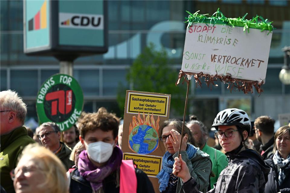 Demonstranten stehen im Rahmen der Aktion „Fridays for Future“ gegenüber der CDU-Parteizentrale.Soeren Stache/dpa