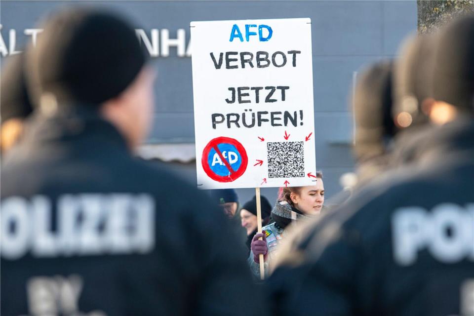 Demonstranten stehen in Greding der Polizei gegenüber.Stefan Puchner/dpa
