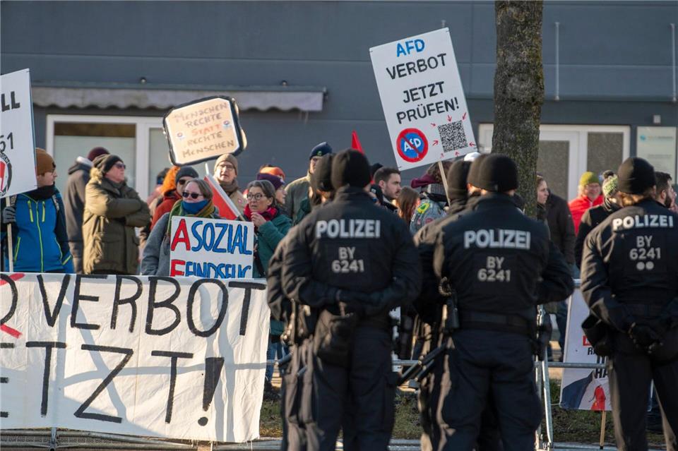 Demonstranten stehen in Greding der Polizei gegenüber.Stefan Puchner/dpa