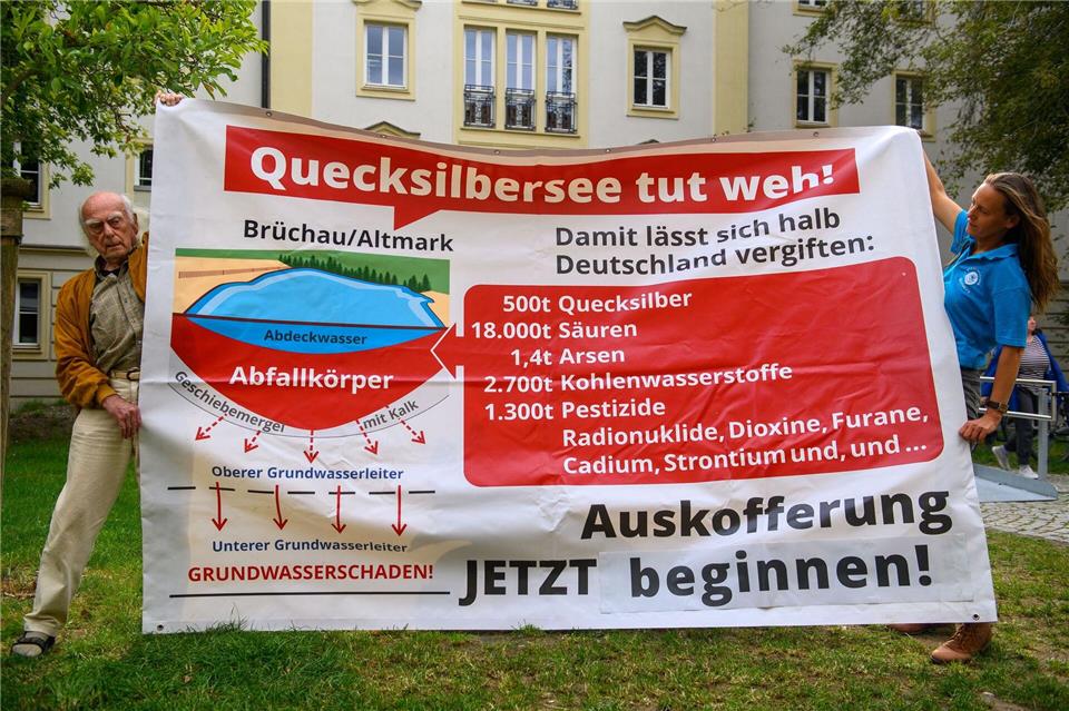 Demonstranten stehen mit einem Plakat vor dem Zugang zum Landtag von Sachsen-Anhalt.Klaus-Dietmar Gabbert/dpa