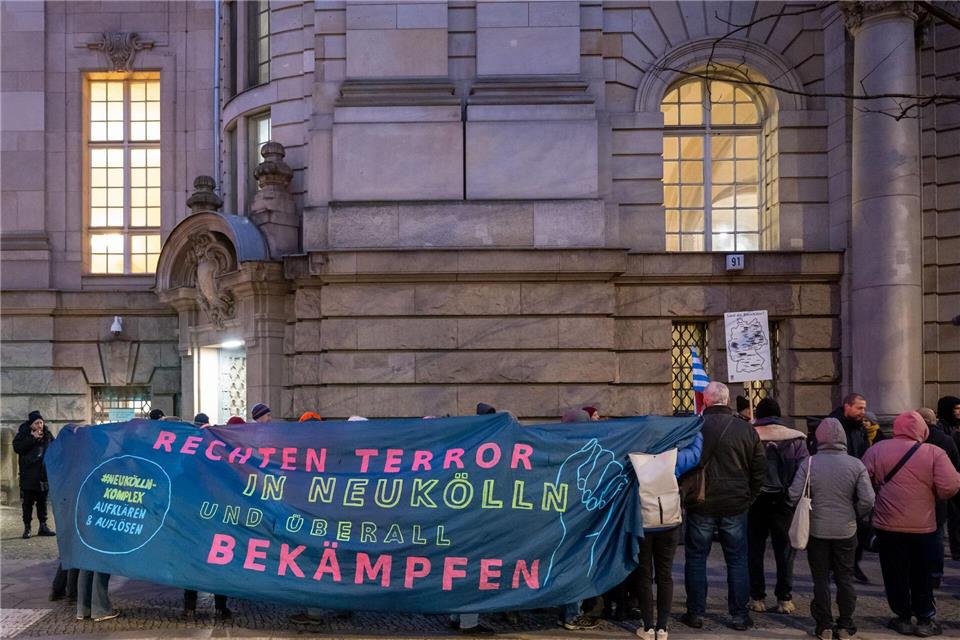 Demonstranten stehen während des Berufungsprozesses zu rechtsextremen Straftaten vor dem Berliner Landgericht. (Archivbild) Soeren Stache/dpa