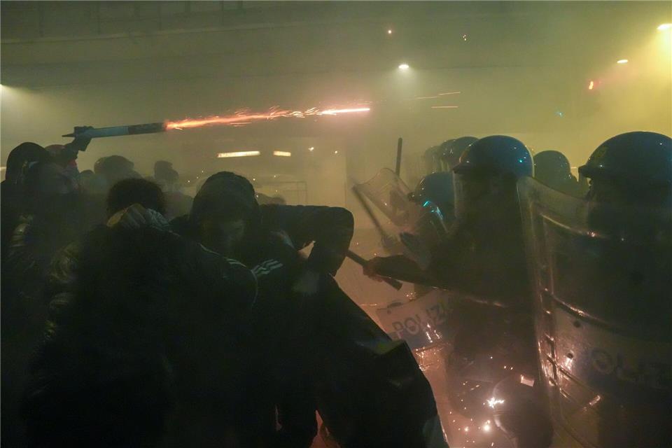 Demonstranten stoßen während einer Demonstration gegen die Olympischen Spiele Mailand-Cortina 2026 in Mailand mit der Polizei zusammen.Claudio Furlan/LaPresse/AP/dpa