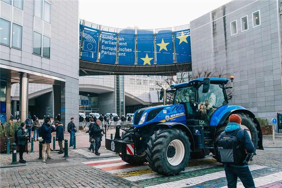 Demonstranten und Bereitschaftspolizei stehen vor dem Eingang des Europäischen Parlaments.Emile Windal/Belga/dpa