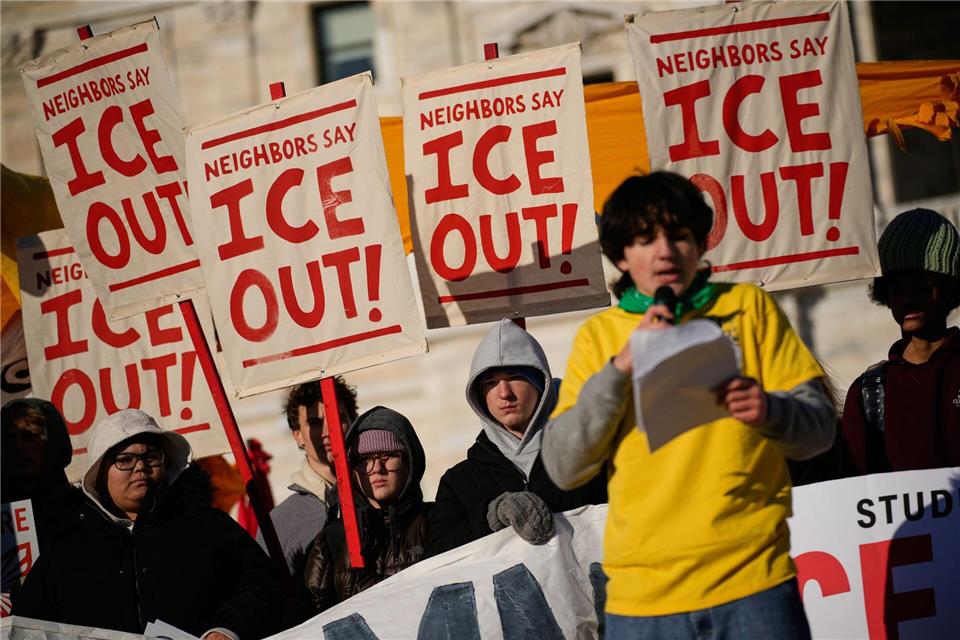 Demonstranten versammeln sich vor dem Minnesota State Capitol.John Locher/AP/dpa
