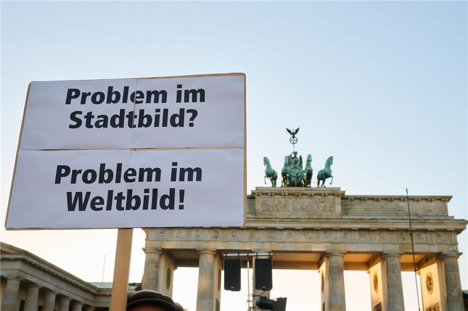 Demonstranten fordern Vielfalt - Kritik am Bundeskanzler Demonstranten vor dem Brandenburger Tor kritisierten die „Stadtbild“-Äußerungen von Bundeskanzler Friedrich Merz (CDU).Annette Riedl/dpa