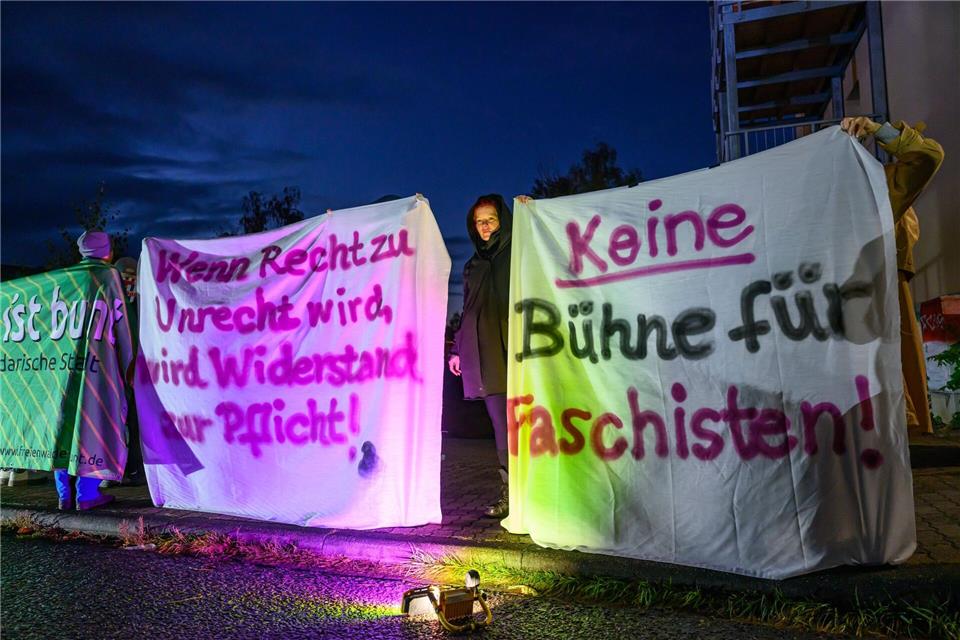 Minister wirft AfD Hetze vor - Kontroverse bei Talkrunde Demonstranten waren mit der Einladung des AfD-Landtagsabgeordneten Jean-Pascal Hohm zum RBB-Bürgergespräch in Bad Freienwalde nicht einverstanden.Patrick Pleul/dpa