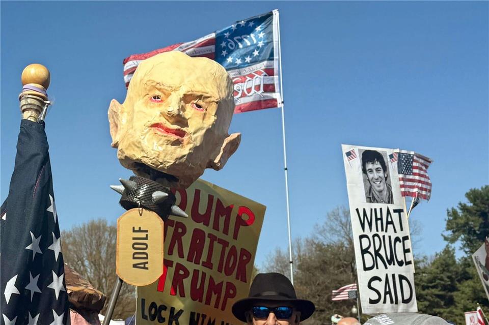 Demonstranten werfen der Trump-Regierung Faschismus vor.Anna Ringle/dpa