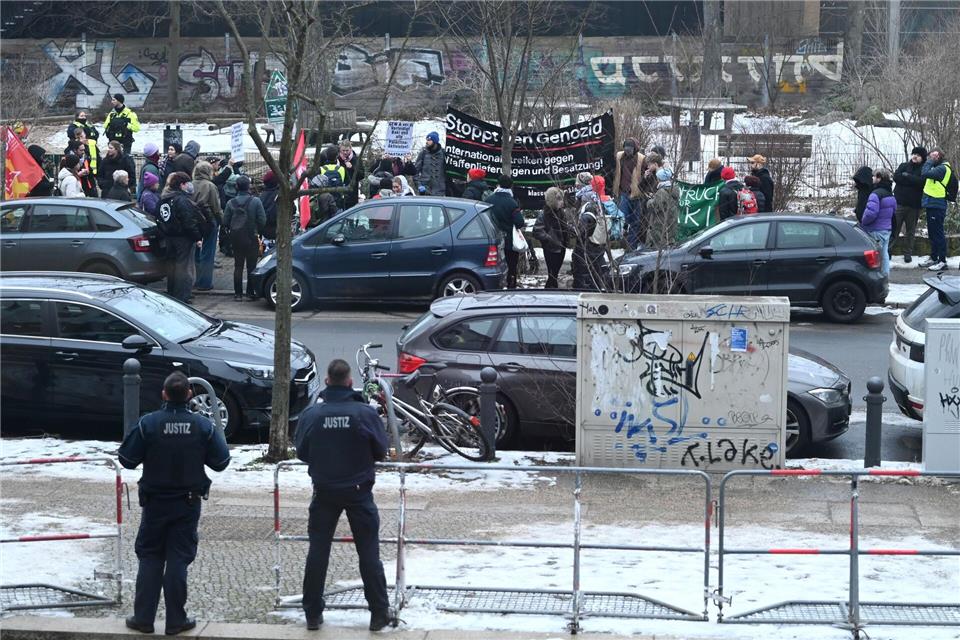 Demonstranten zeigen Solidarität anlässlich eines Berufungsprozesses gegen einen 32-Jährigen vor dem Gerichtsgebäude.Elisa Schu/dpa