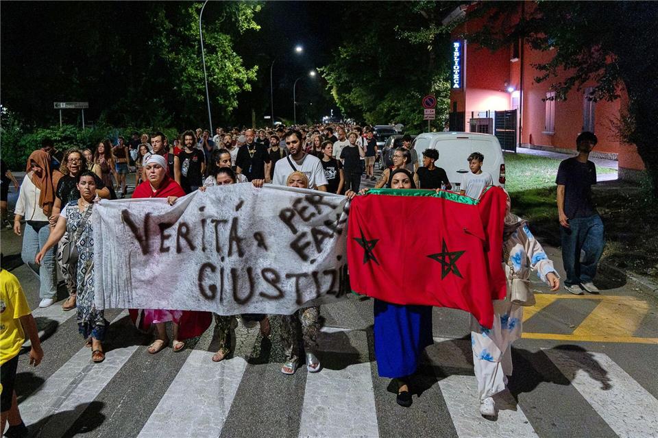 Demonstranten zeigen ihre Solidarität mit der Familie des Opfers.Leonardo Garavaglia/JNA via ZUMA Press Wire/dpa