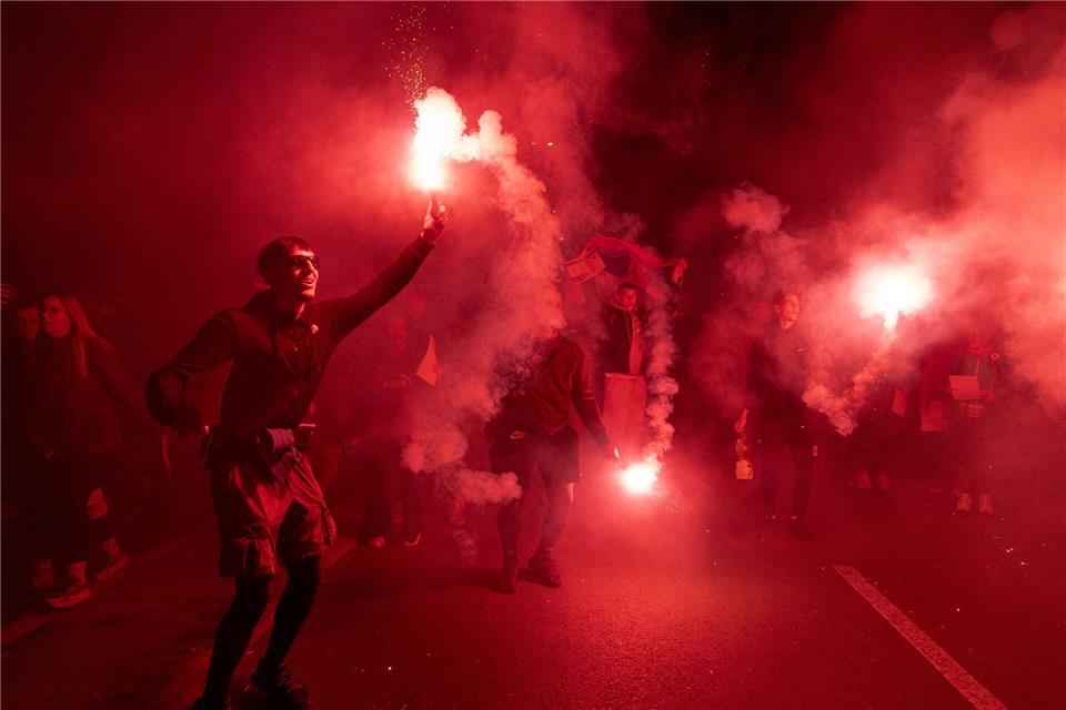 Bilder des Tages  Demonstranten zünden Fackeln bei einer Kundgebung zum ersten Jahrestag der Bahnhofskatastrophe in Novi Sad an.Marko Drobnjakovic/AP/dpa