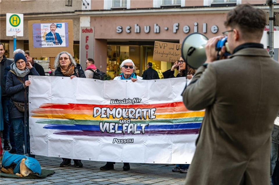 Demonstration des „Passauer Bündnisses für Demokratie und Vielfalt“ protestierten gegen EVP-Chef Weber und eine Zusammenarbeit der EVP mit der AfD im EU-Parlament.Armin Weigel/dpa