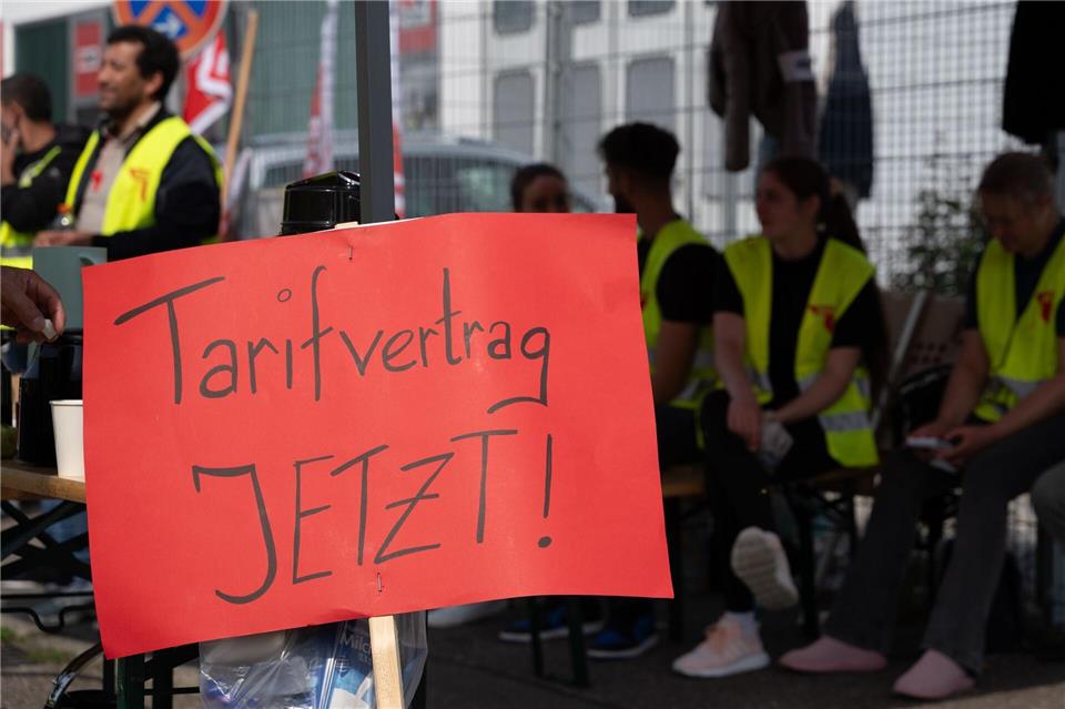 DGB: 123 Milliarden Schaden durch „Tarifflucht“ Demonstration für einen Tarifvertrag, hier bei einem Dönerspieß-Hersteller (Archivbild). Markus Lenhardt/dpa