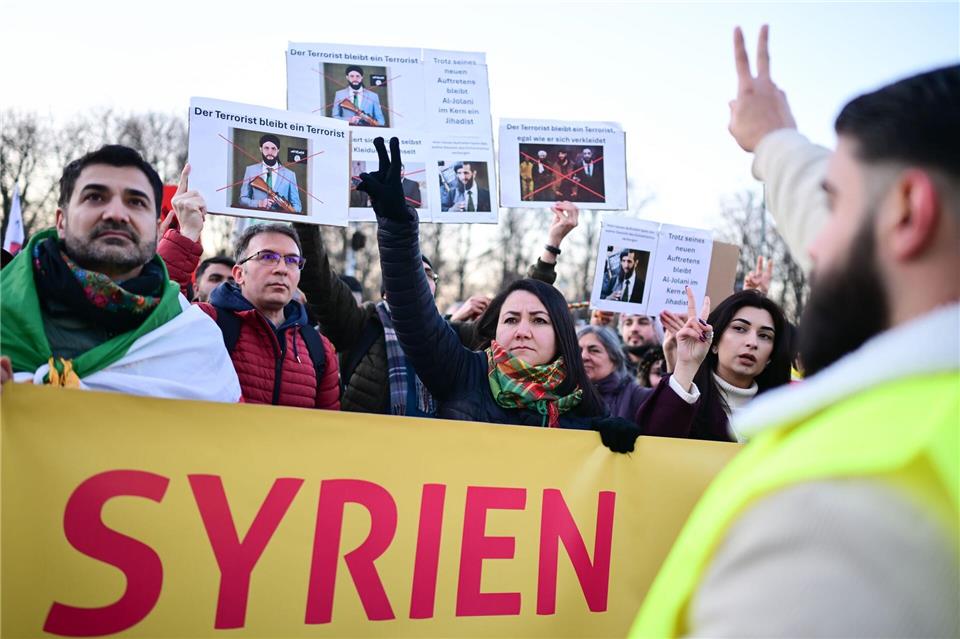 Demonstration gegen Syriens Präsidenten am Brandenburger Tor in Berlin. Sebastian Christoph Gollnow/dpa