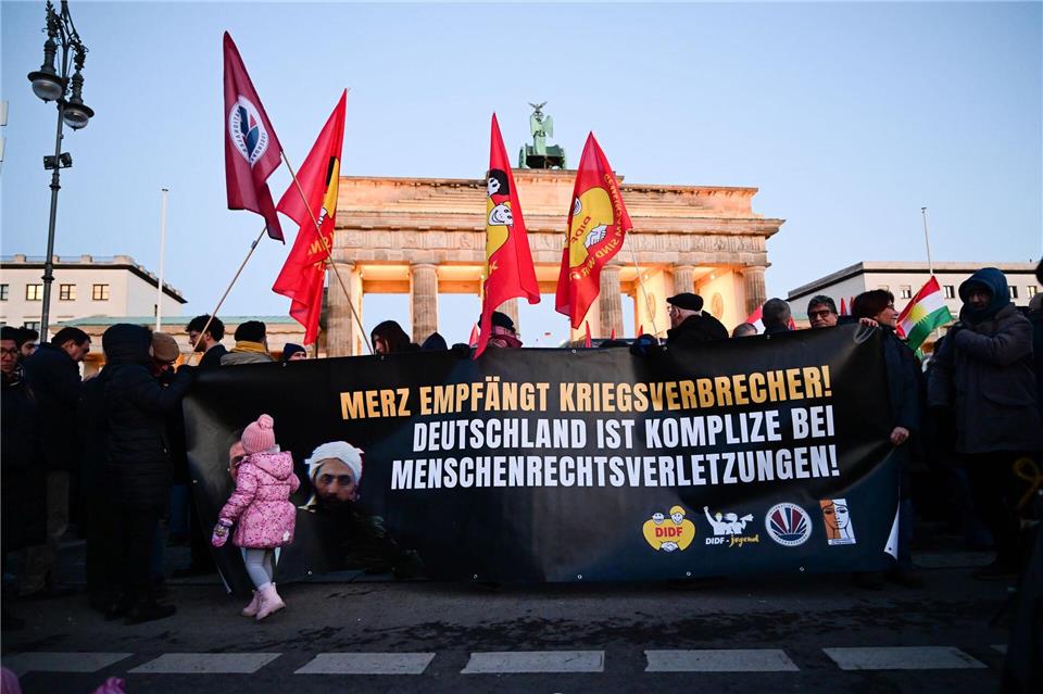 Demonstration gegen Syriens Präsidenten am Brandenburger Tor in Berlin. Sebastian Christoph Gollnow/dpa