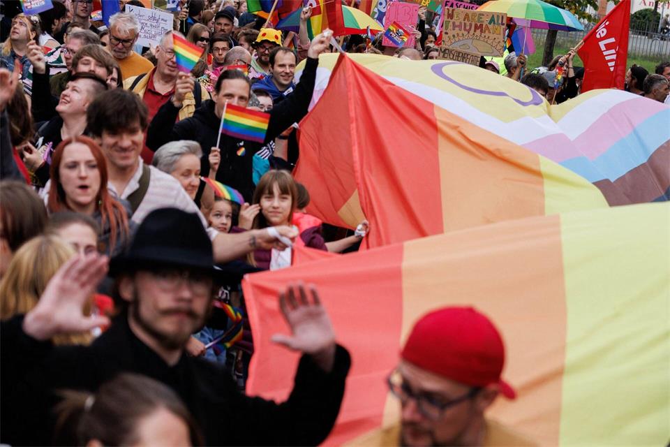 Demonstration mit Regenbogenfarben: Beim CSD in Hennigsdorf zogen um die 500 Menschen durch die Stadt.Carsten Koall/dpa