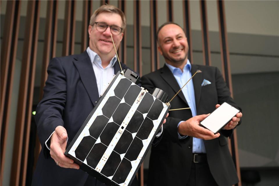 Demonstrativ gute Laune von O2-Manager Jörg Kablitz und OQ-Chef Omar Qaise, die bei der Vorstellung ihres Vorhabens ein Modell eines Satelliten dabeihatten. Wolf von Dewitz/dpa