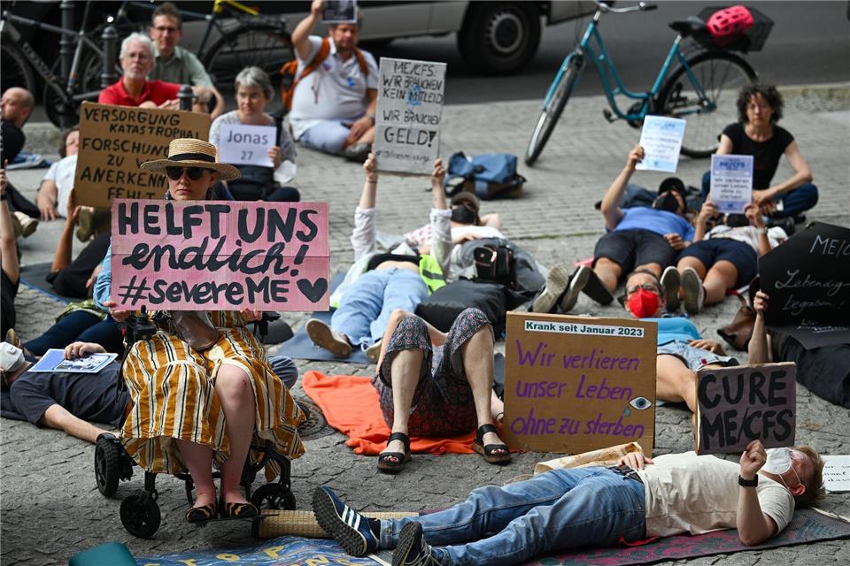 Demonstrieren im Liegen - ME/CFS-Betroffene wollen in mehreren Städten so wieder auf sich aufmerksam machen. (Archivbild)Soeren Stache/dpa