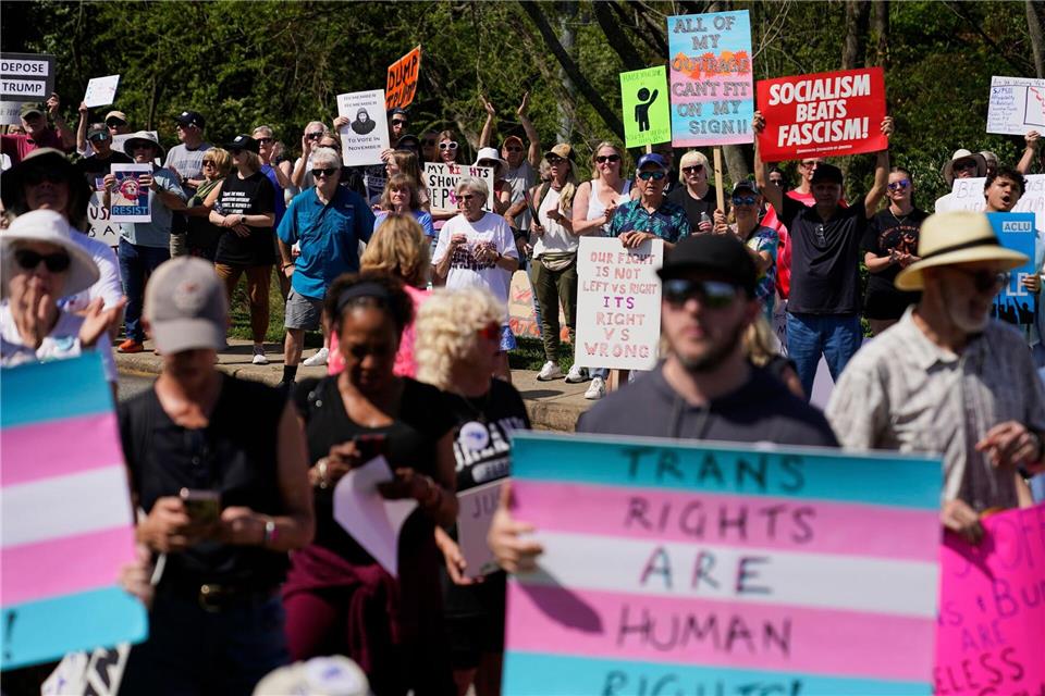 Landesweite Proteste gegen Trump in den USA Demonstrierende forderten unter anderem, Menschenrechte zu achten und die soziale Sicherung nicht anzutasten. Erik Verduzco/AP/dpa