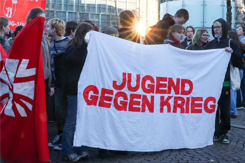 Demonstrierende zogen in Leipzig vom Augustusplatz über den Innenstadtring beim Schulstreik gegen die neue Wehrdienstregelung.Jan Woitas/dpa