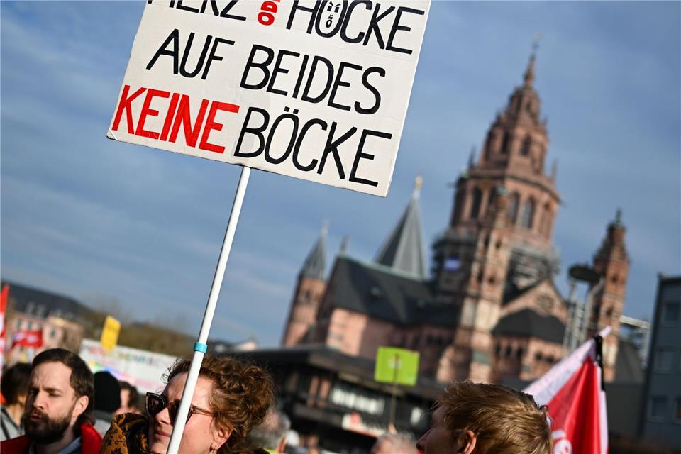 Demonstriert wurde kurz vor der Bundestagswahl in Guckweite des Mainzer Doms. Arne Dedert/dpa