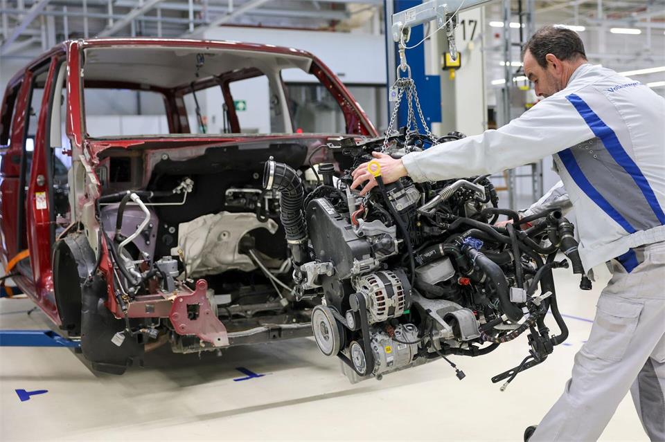 Demontage und Recycling von Altfahrzeugen wird als neues Standbein für das Zwickauer VW-Werk aufgebaut. Allerdings bietet dieser Bereich auf absehbare Zeit nur einem Bruchteil der bisherigen Beschäftigten Arbeit. (Archivbild)Jan Woitas/dpa