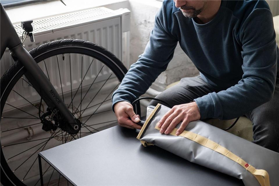 Den Akku für das E-Bike aufladen: Spezielle Taschen mit feuerfestem Garn sollen dafür sorgen, dass im Brandfall das Feuer keinen weiteren Schaden anrichtet.picture alliance / dpa-tmn