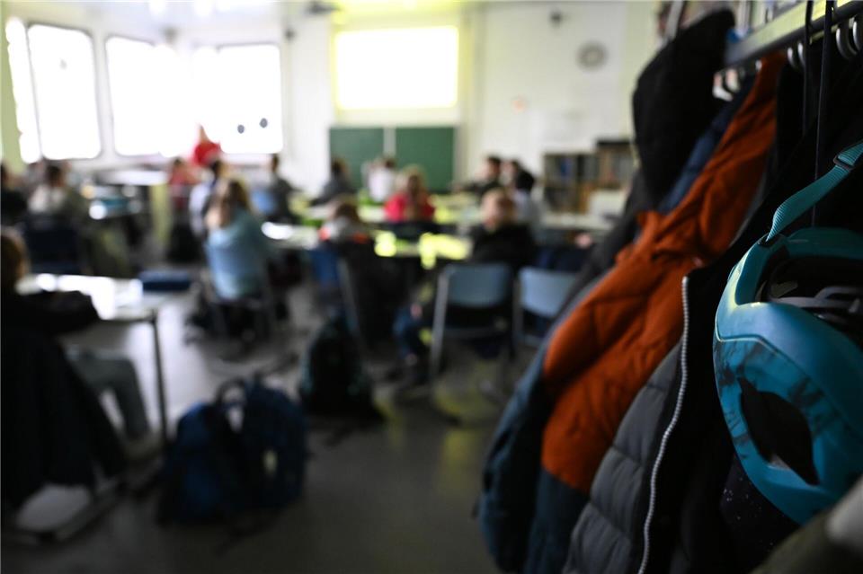 Den Angaben zufolge ging die Gesamtzahl der Schüler in diesem Schuljahr nach einem kontinuierlichen Anstieg seit dem Schuljahr 2010/11 zurück - auch wenn nur minimal. (Symbolbild)Michael Brandt/dpa