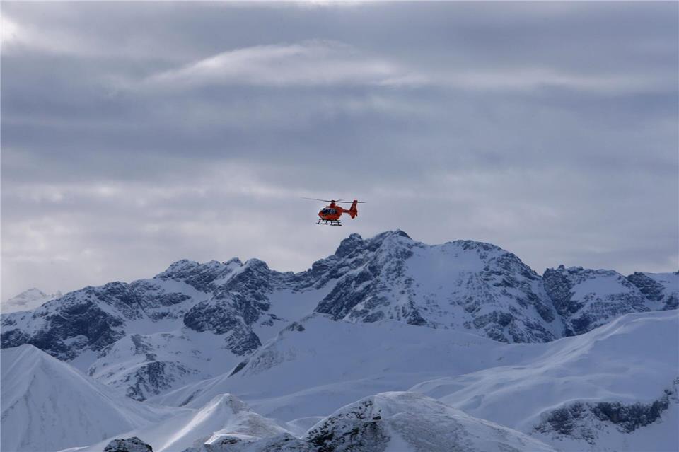 Vier junge Hessen per Hubschrauber von Tiroler Berg gerettet Den Angaben zufolge waren die Bergsteiger gut ausgerüstet. (Symbolbild)Karl-Josef Hildenbrand/dpa