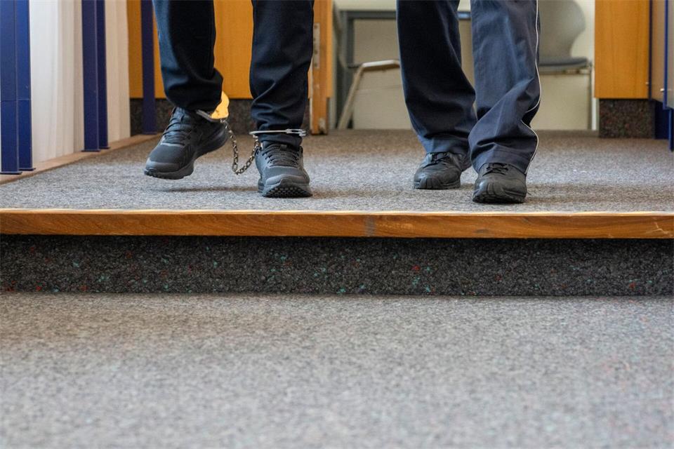 Den Angeklagten wird unter anderem versuchter Mord in Mittäterschaft vorgeworfen. Stefan Puchner/dpa