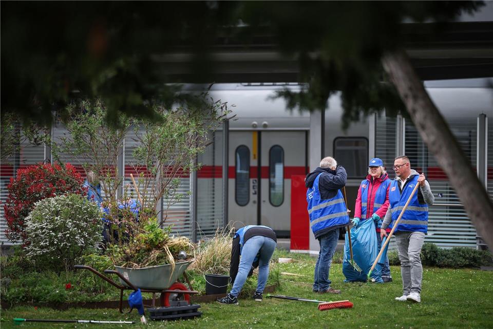 Den Bahnhof zu putzen soll auch dazu führen, dass sich Reisende sicherer fühlen. Ronny Hartmann/dpa