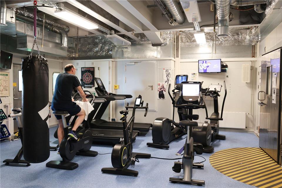 Den Beschäftigten auf der Bohrinsel stehen ein Fitnessraum und eine Sauna zur Verfügung. Christian Charisius/dpa