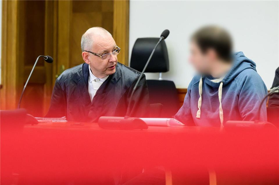 Den Beschuldigten wird vorgeworfen, an mehreren Tagen jeweils in den Abendstunden oder in der Nacht massive Gegenstände, etwa Warnbaken-Füße oder eine Betonplatte, von Autobahnbrücken auf die Fahrbahn, zum Teil auch direkt auf vorbeifahrende Fahrzeuge geworfen zu haben.Philipp Schulze/dpa