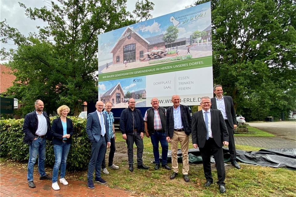 Den Blick in die Zukunft Erles richten (von links): Dirk und Alexandra Böckenhoff, Ralf Steiger und Michael Weddeling (beide Volksbank Erle), André Wachtmeister, Arno Brömmel, Johannes Böckenhoff, Erster Beigeordneter Martin Tesing und Bürgermeister Andreas Grotendorst. 