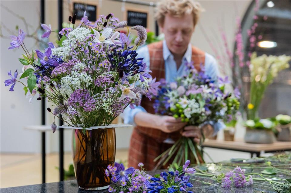 Den Blumenstrauß für zu Hause kaufen sich vor allem Frauen immer häufiger selbst. Rolf Vennenbernd/dpa