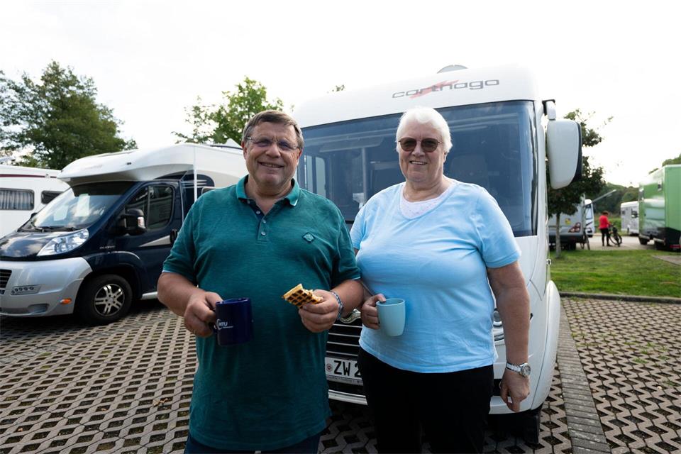 Den Campern Rolf und Sabine ist ein stadtnaher Stellplatz wichtig.Florian Wiegand/dpa