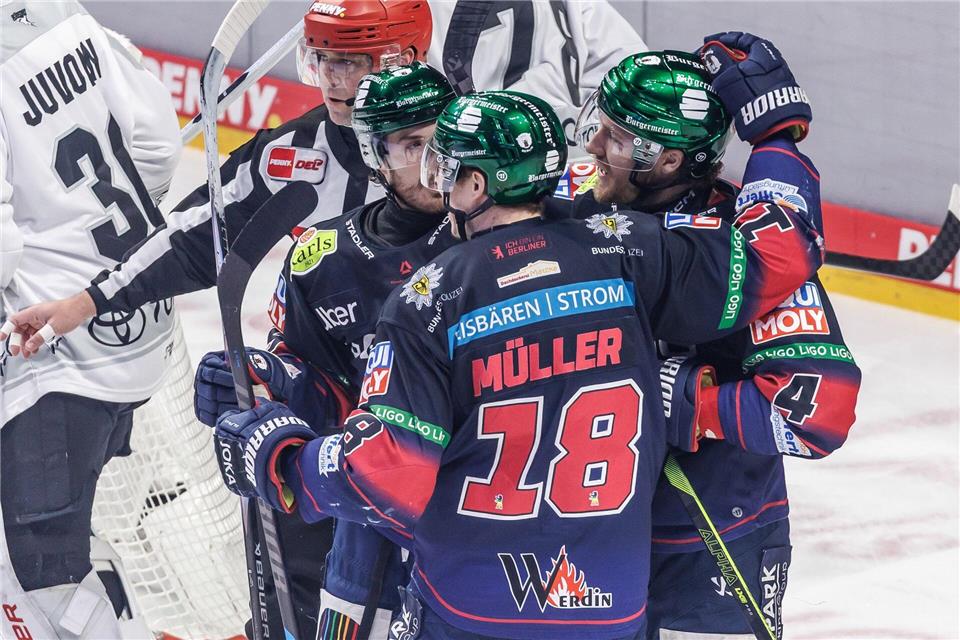 Den Eisbären Berlin gelingt ein überzeugender Serienstart gegen die Haie. Andreas Gora/dpa