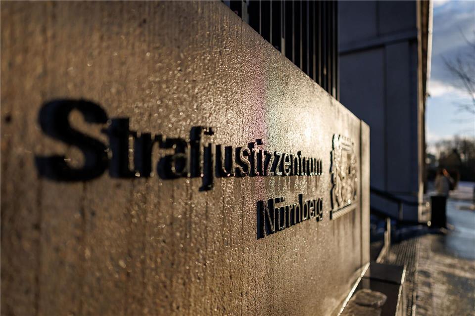 Den Ermittlungen zufolge schoss der Angeklagte vor den Augen zahlreicher Zeugen sechsmal auf das Opfer. (Symbolbild)Daniel Karmann/dpa