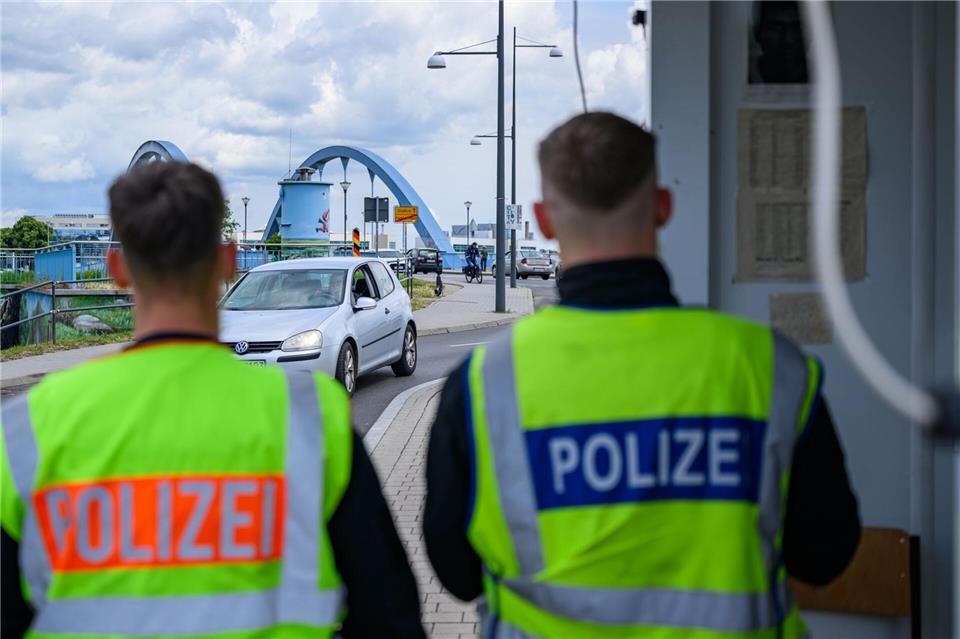 Den Ermittlungsbehörden ist ein Schlag gegen Schleuser gelungen (Symbolbild). Patrick Pleul/dpa