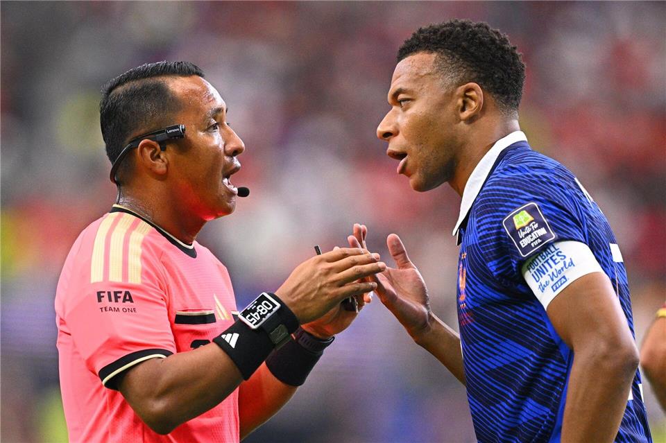 Den Frust der Franzosen um Kylian Mbappé bekam auch Schiedsrichter Iván Barton zu spüren.Tom Weller/dpa