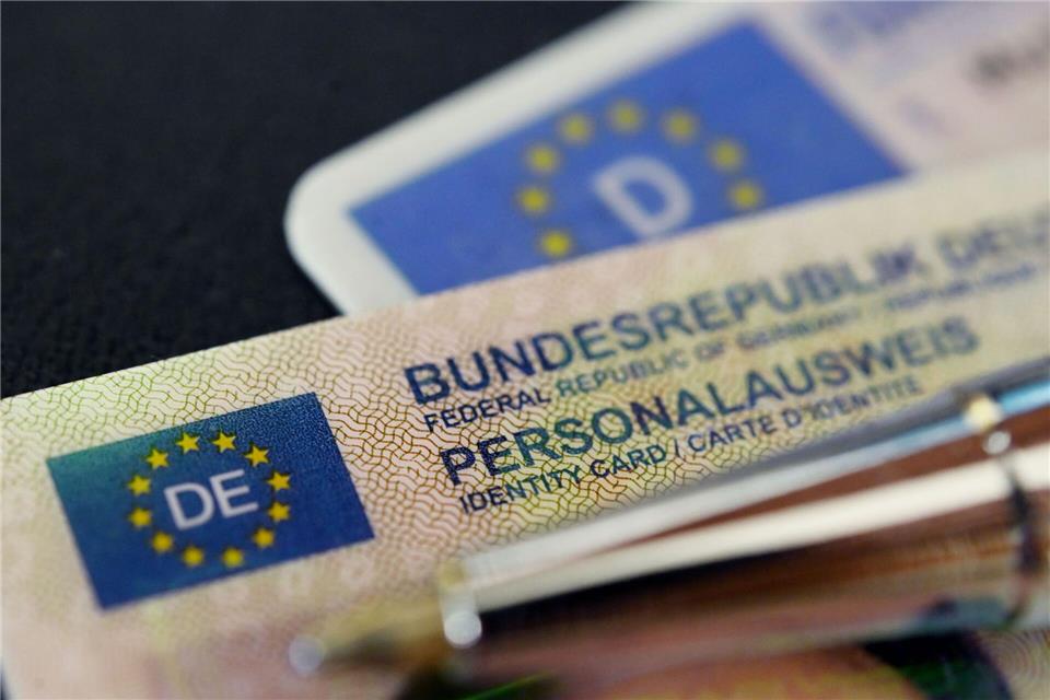 Den Gang zum Amt sollen sich ältere Menschen künftig sparen können, wenn ihr Ausweis abgelaufen ist. Sie sollen diesen einfach weiter nutzen dürfen. (Symbolbild)Marijan Murat/dpa