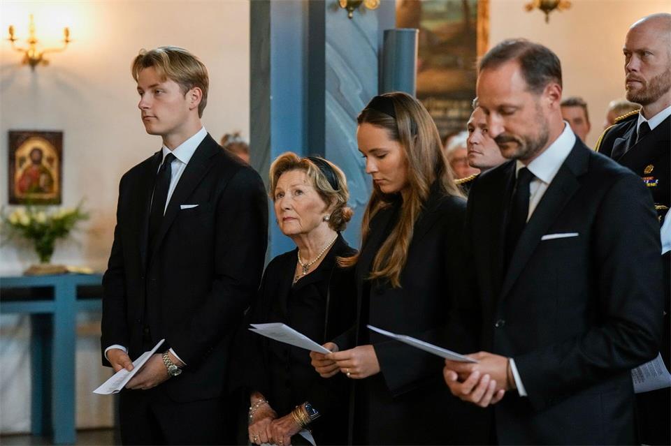 Den Gedenkgottesdienst besuchte König Haakon VIII. (rechts) mit Kronprinzessin Ingrid Alexandra (2. v.r.), Königin Sonja (2.v.l.) und Prinz Sverre Magnus (links).Cornelius Poppe/NTB/dpa