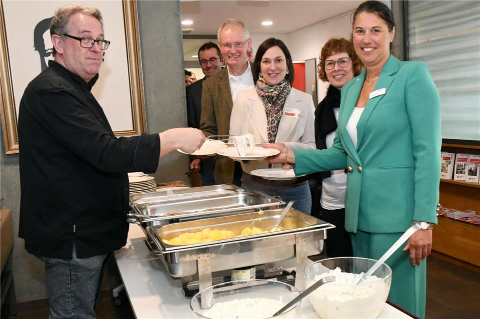 Den Hering mit Kartoffeln genossen unter anderem Kreisdirektor Ansgar Hörster (2.v.l.), die Landtagsabgeordnete Heike Wermer (3.v.l.) sowie Elisabeth Schwenzow (2.v.r.) und Silke Sommers.
