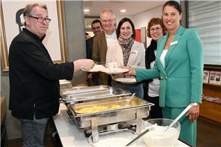 Den Hering mit Kartoffeln genossen unter anderem Kreisdirektor Ansgar Hörster (2.v.l.), die Landtagsabgeordnete Heike Wermer (3.v.l.) sowie Elisabeth Schwenzow (2.v.r.) und Silke Sommers.