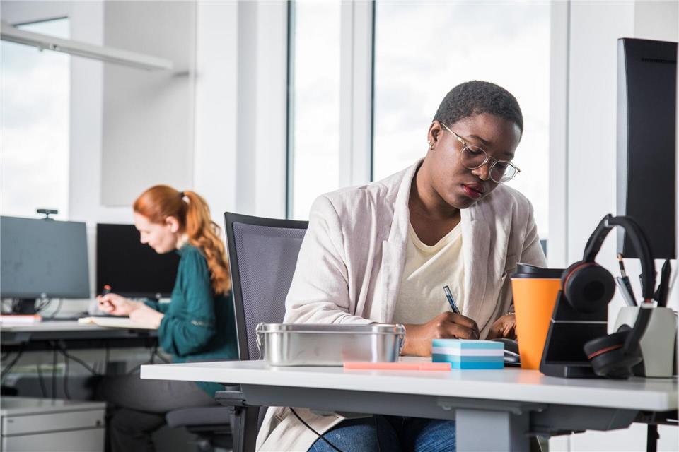 Den Job wechseln oder bleiben? Zwischen gesunder Selbstfürsorge und vorschneller Kündigung liegt oft ein klärendes Gespräch.picture alliance / dpa-tmn