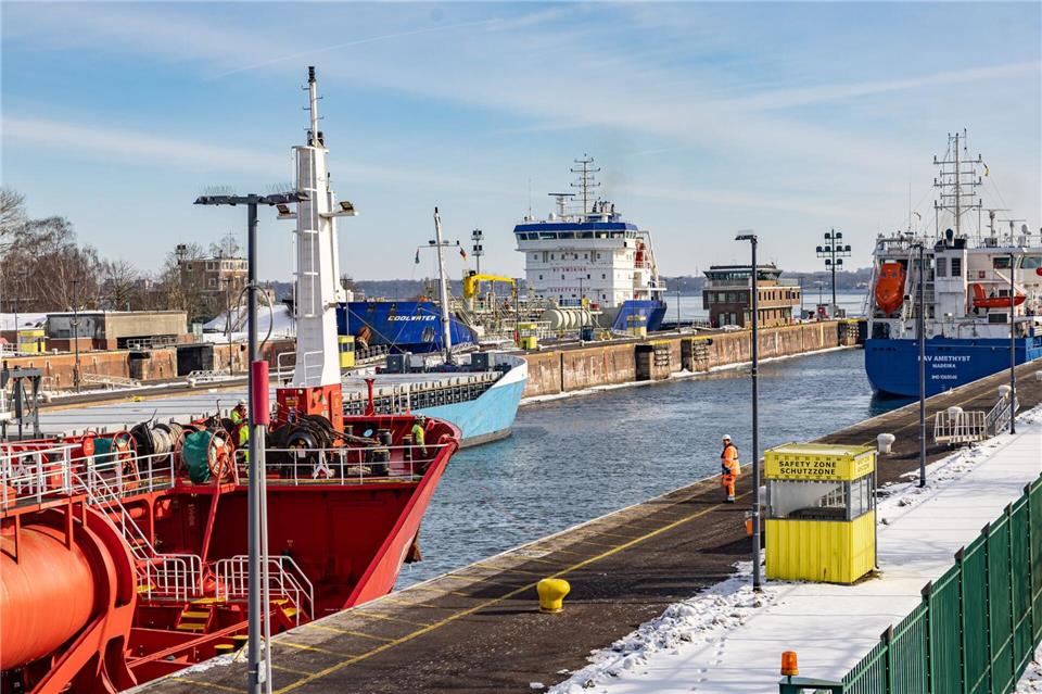 Den Kanal befahren im Moment wieder mehr Schiffe. (Archivbild)Ulrich Perrey/dpa