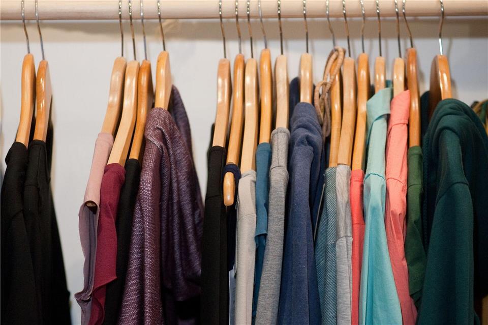 Nachhaltig im Kleiderschrank: So hält die Kleidung länger Den Kleiderschrank mit Kleidung zu füllen, die man nicht trägt, ist nicht nachhaltig.Klaus-Dietmar Gabbert/dpa-tmn