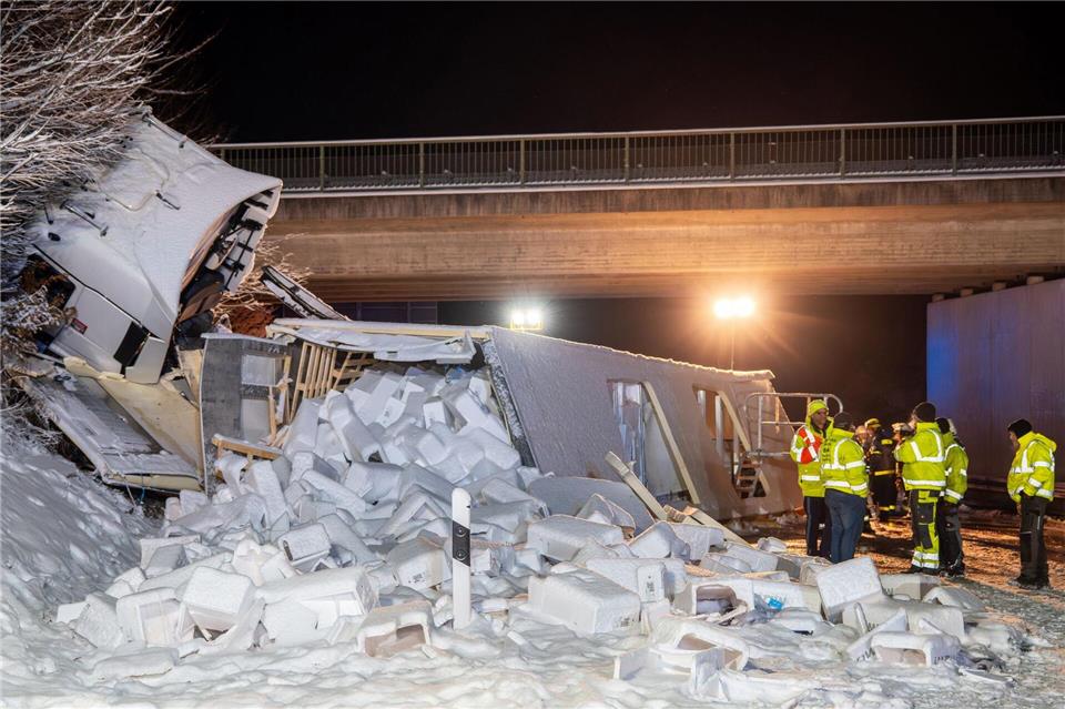 Den Lastwagen zu bergen und den Lachs von der Fahrbahn zu räumen, dauert Stunden. Lars Haubner/News5/dpa