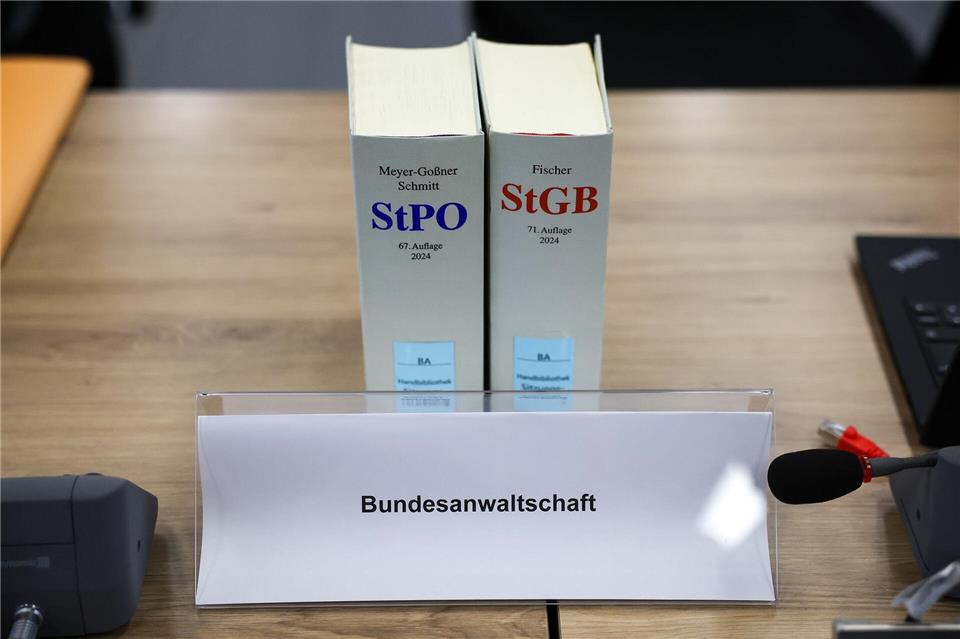 Den Männern wird vorgeworfen, sich zur schweren Brandstiftung verabredet zu haben und als Agenten zu Sabotagezwecken gearbeitet zu haben. (Symbolbild)Jan Woitas/dpa